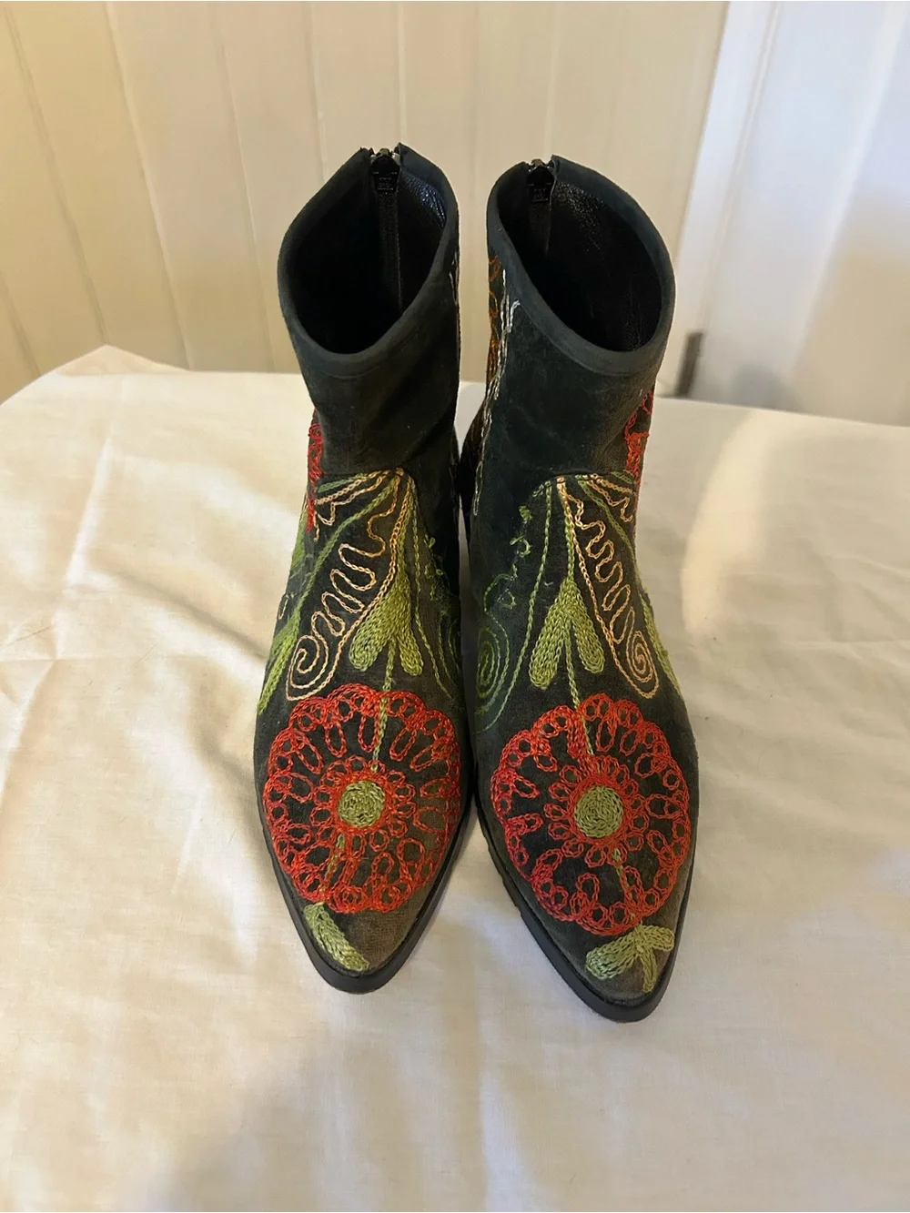 Artemis Turkey Handmade Velvet Suzani Embroidered Boots/EU 38 US 7/7.5 NEW